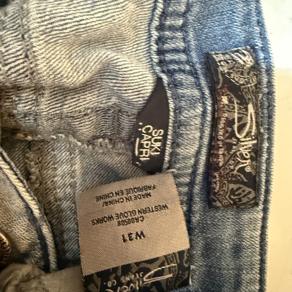 Silver Jeans Suki Capri in Light Blue Denim